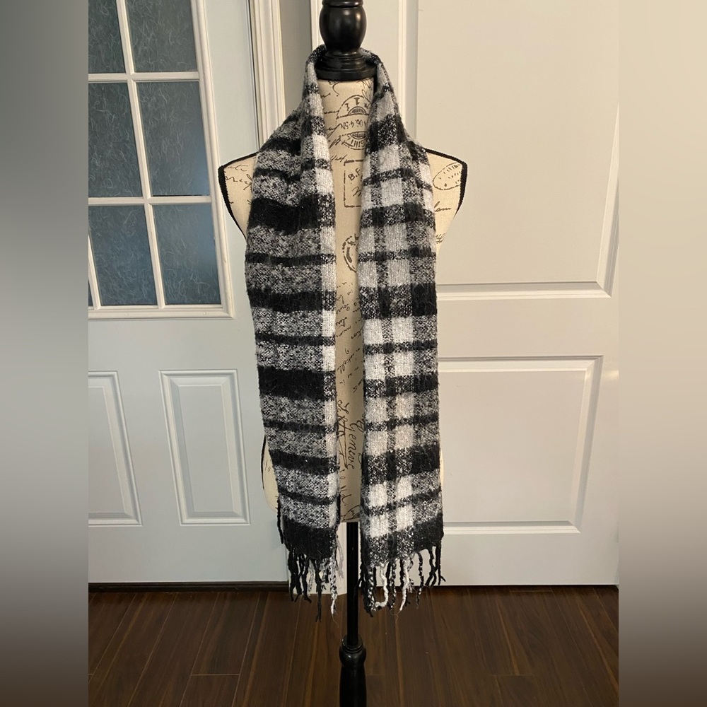Cozy‎ Black and White Soft Acrylic Plaid Winter Scarf I - Picture 2 of 4
